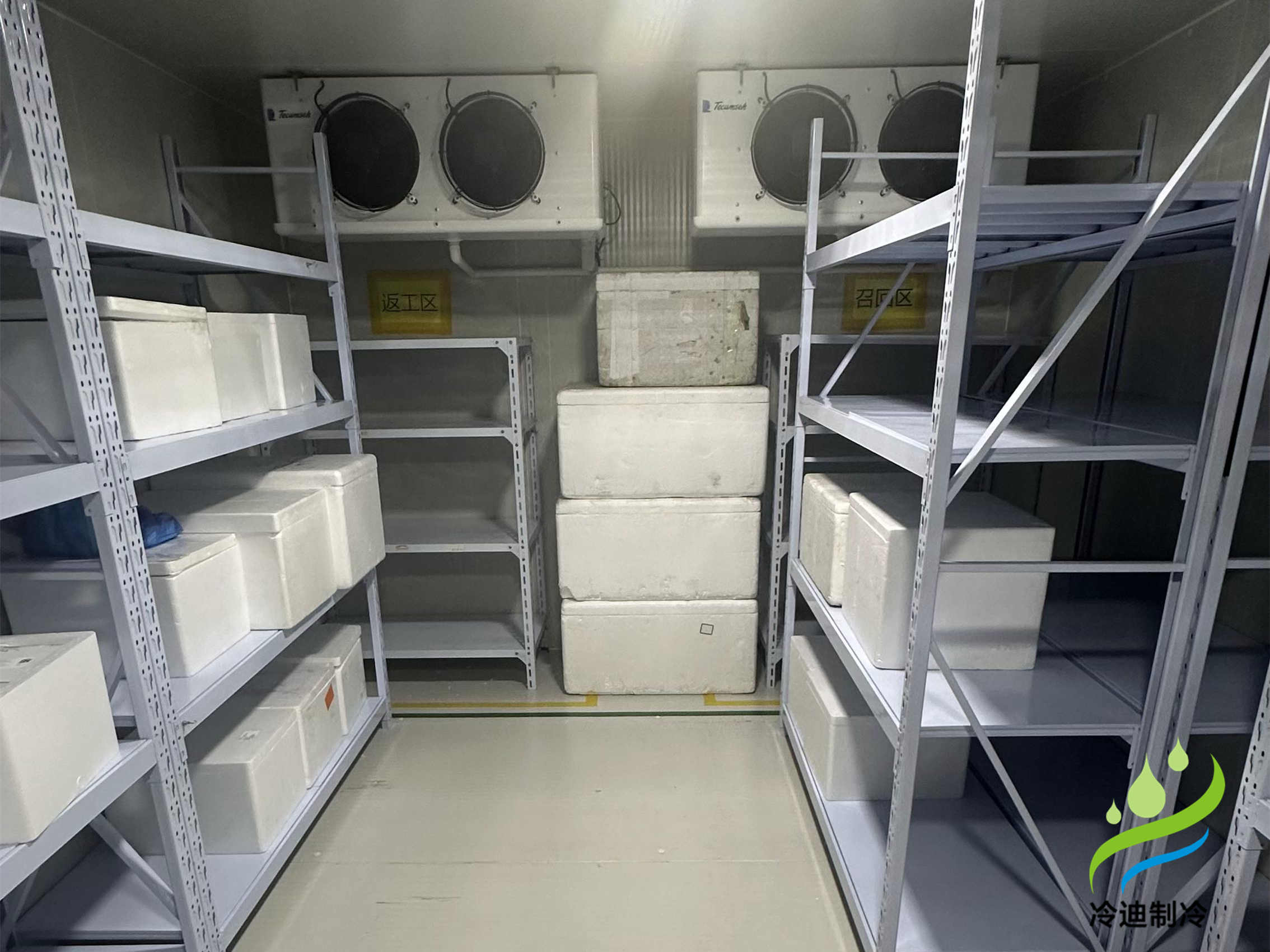 花3萬元可以建造20-30平方的果蔬保鮮冷庫，10-20平方的-18℃冷凍庫，10-30平方的食品恒溫冷庫，20立方標(biāo)準(zhǔn)醫(yī)藥冷庫。配置采用六面體設(shè)計，聚氨酯保溫板搭建庫體，內(nèi)置吊頂式冷風(fēng)機(jī)，搭配艾默生谷輪機(jī)組，新亞洲智能節(jié)能電控箱，手動半埋門，搭配風(fēng)幕機(jī)，此類配置是比較常見，也是較為穩(wěn)定的，小型冷庫可以訂制移動款，集裝箱或活動式，全國乃至國外均可發(fā)貨。